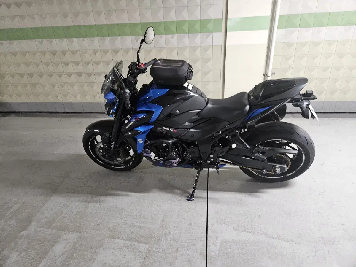 스즈키 gsx-s750 18년식 팝니다.