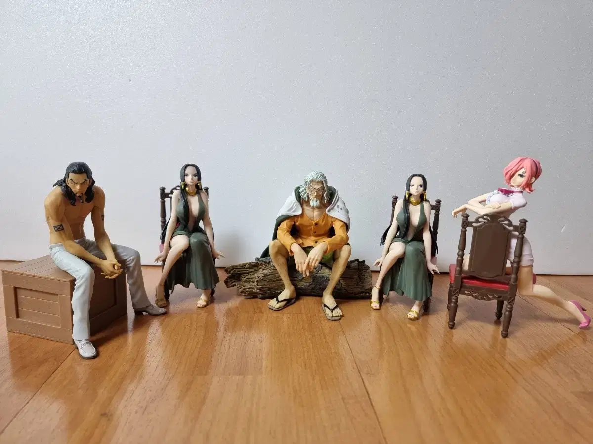 I'm selling ONEPIECE statue figures.