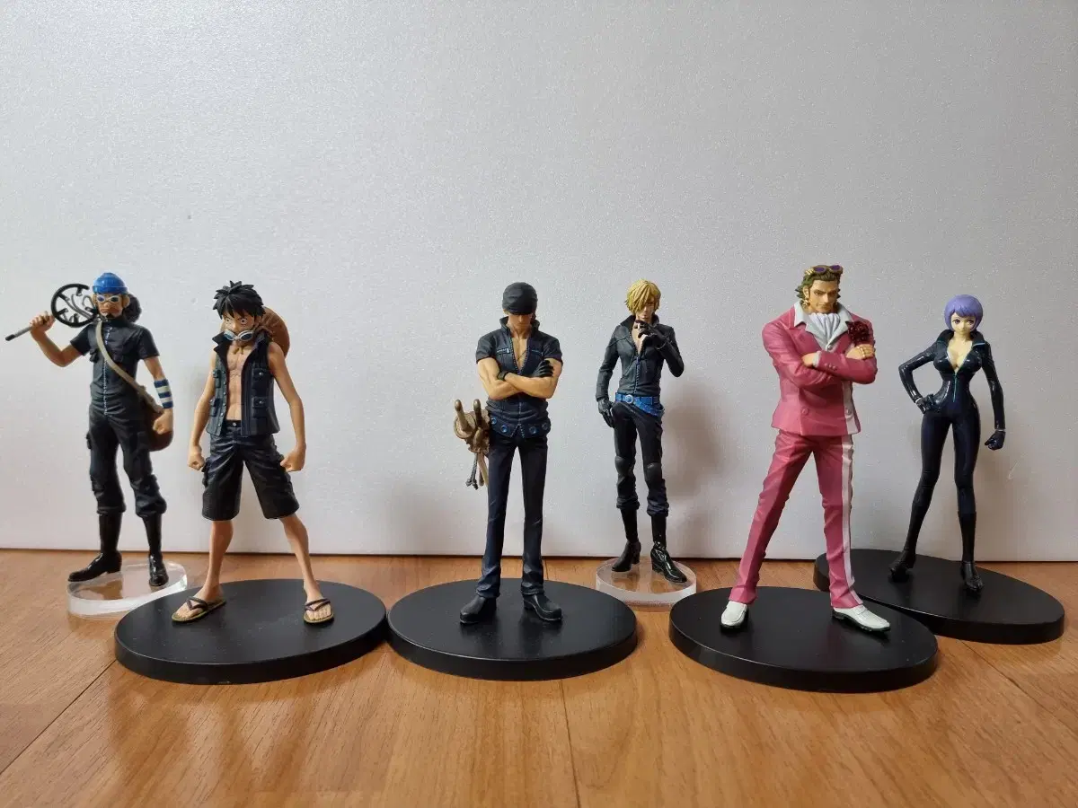 I'm selling three ONEPIECE FilmGold figures.