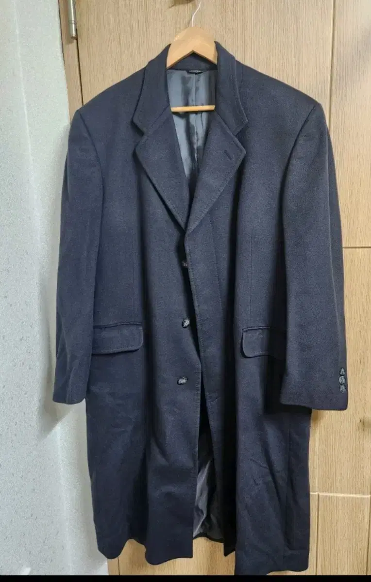 Cambridge cashmere long coat100-105First come, first servedBomb sale to sell.