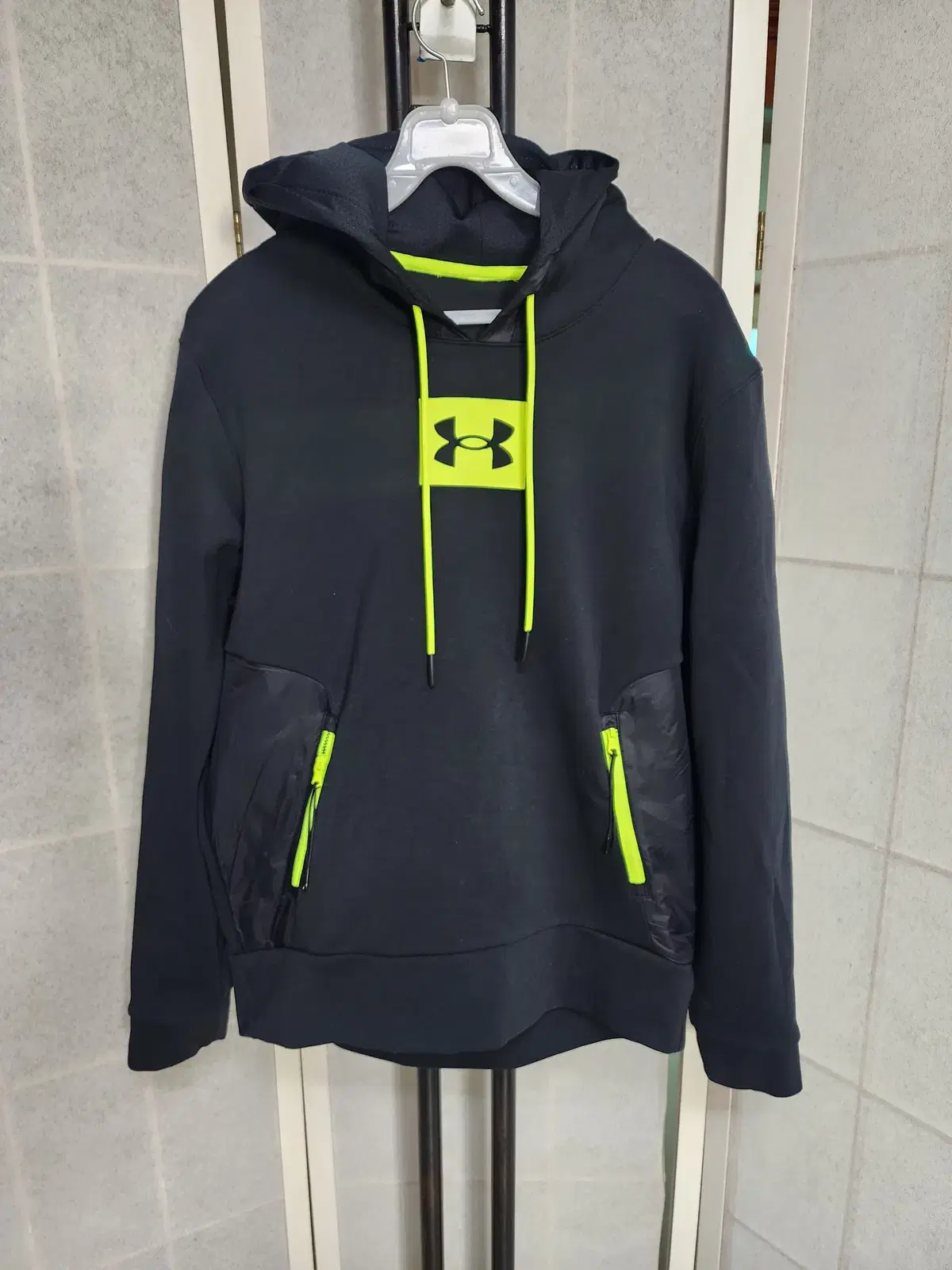 Under Armour HoodieM FluorescentColorblockingStretchyGood