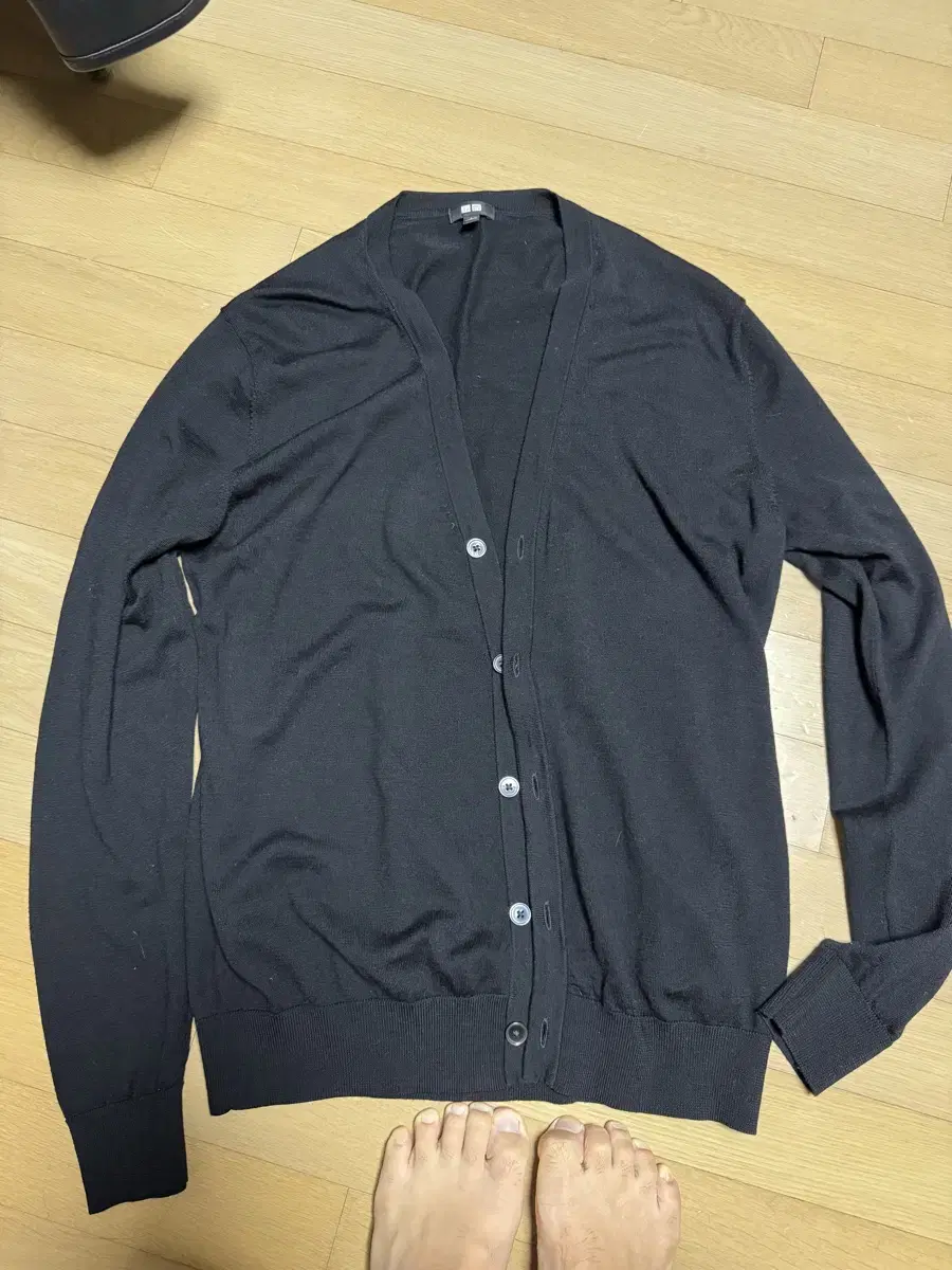 Uniqlo Merino V-neck cardigan black