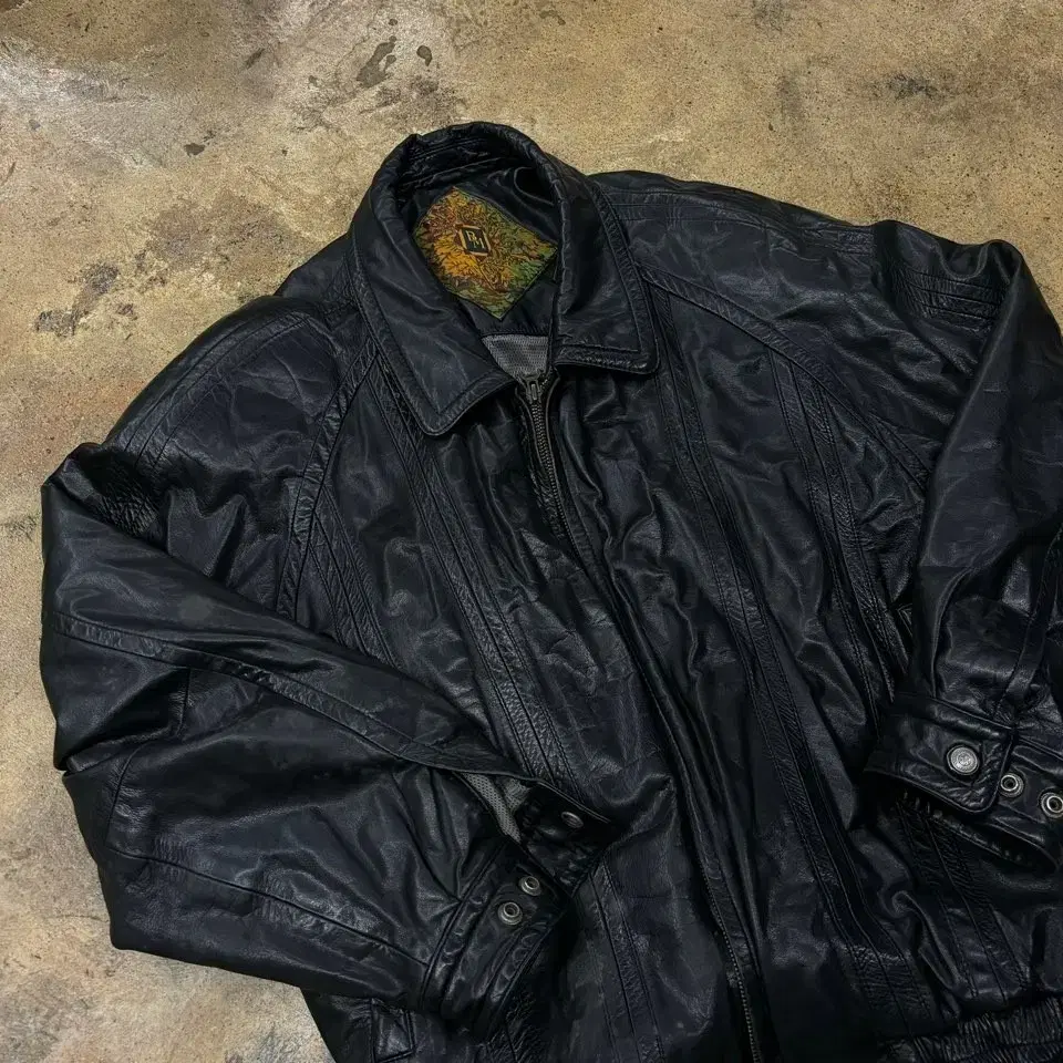 [ 105 ] Vintage cowhide jacket