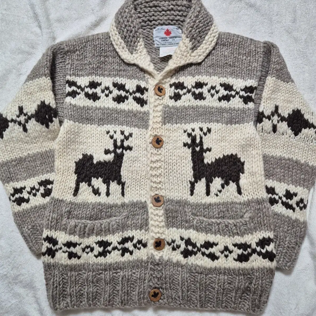 CANADIAN SWEATER Canadian Maple Button Cowichan M