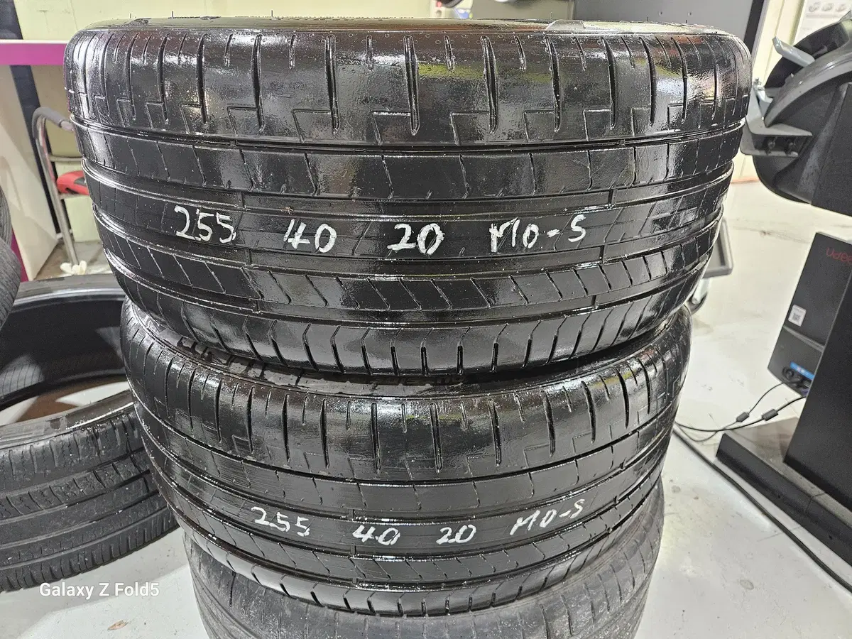 255 40 20 피렐리 PZ4 MO-S 중고타이어 80% 두개 30만