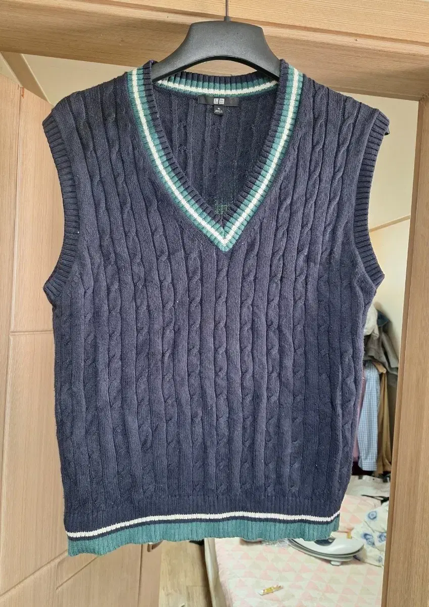 Unused Uniqlo winter vest size XL (100-105) (see tape measure photo)