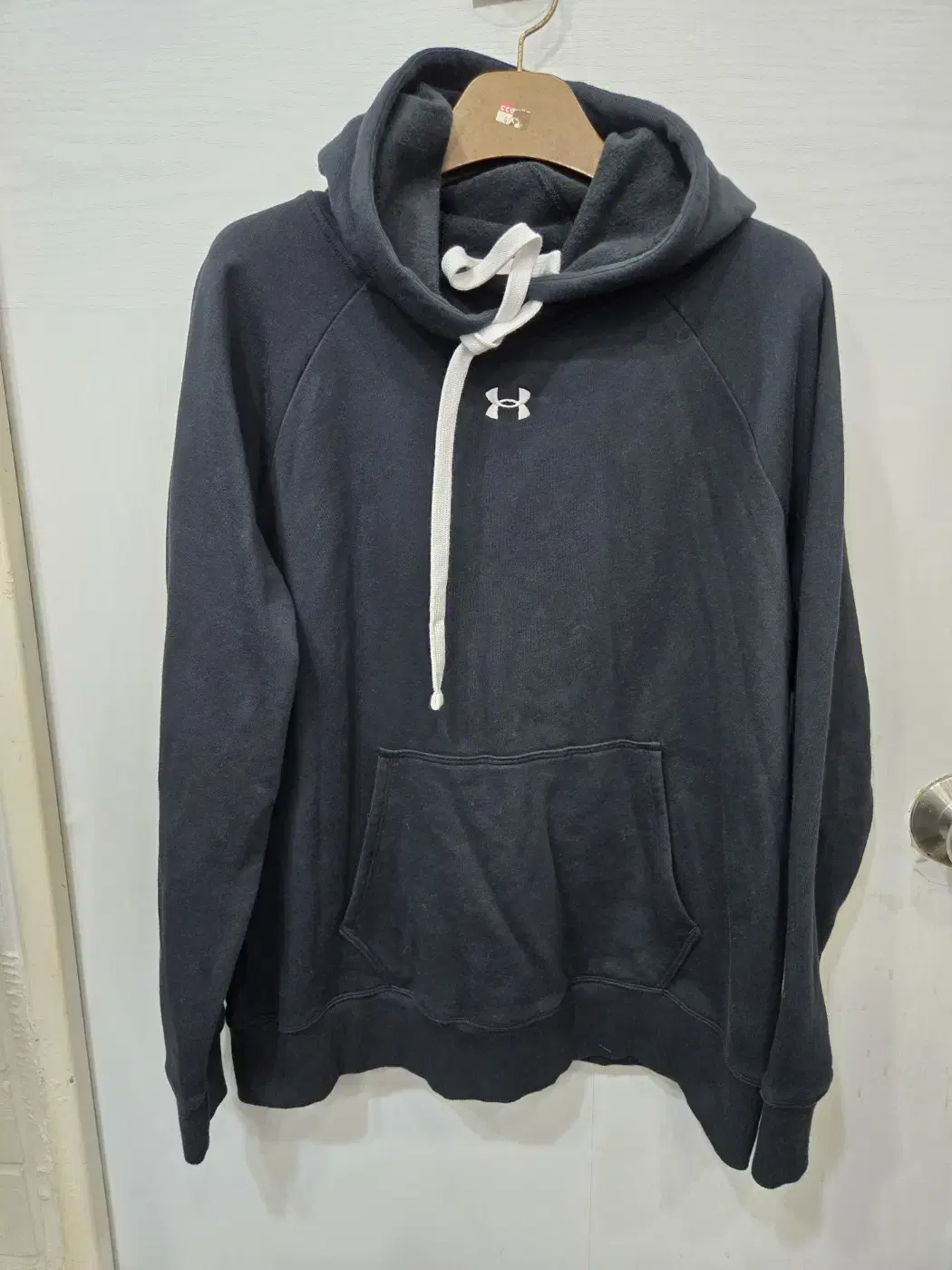 MD/M size )) UNDER ARMOUR Black hoodie from Under Armour!