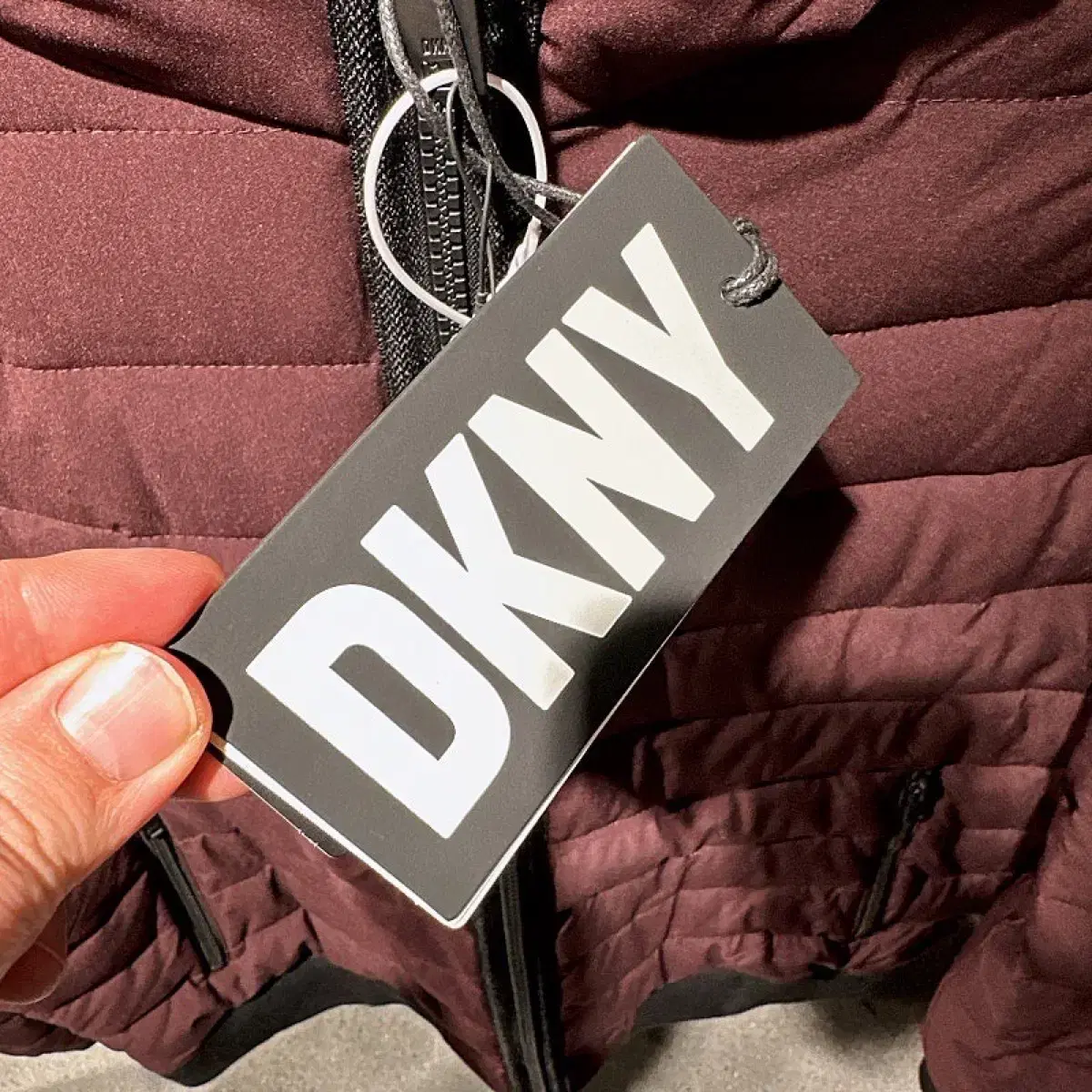 (정품/새상품) DKNY 남성 와인 패치 로고 패딩 짚업 자켓