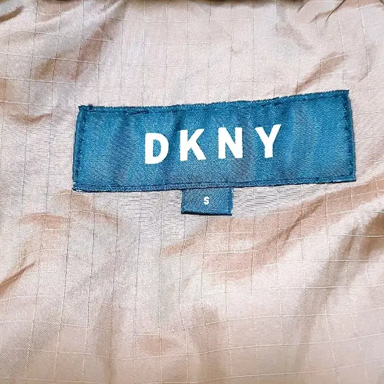 DKNY 구스다운 나이론 패딩 판매 합니다.