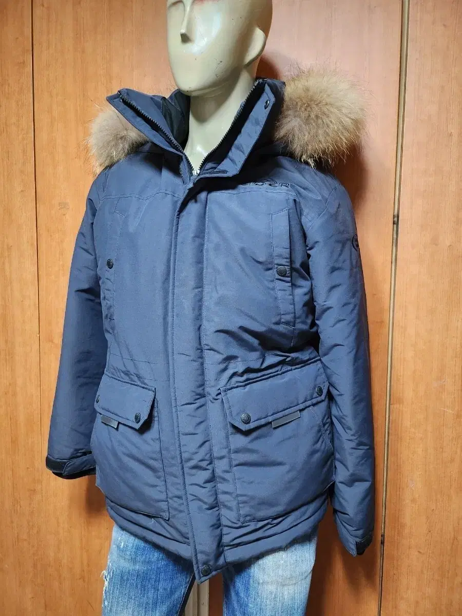 EIDERMen's Heavy down jacket is size L.