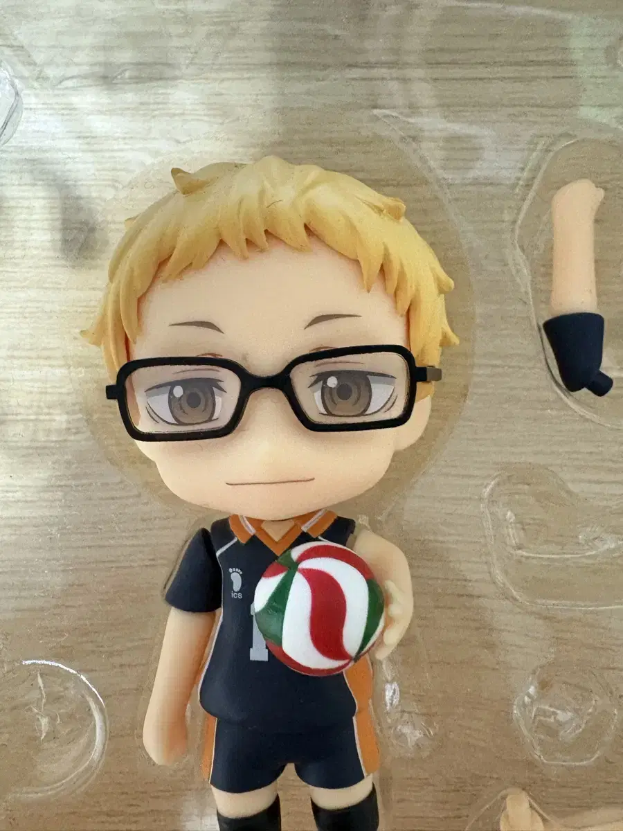 I'm selling my haikyuu Tsukishima Kei Nendoroid, which is missing a few parts! 8-8