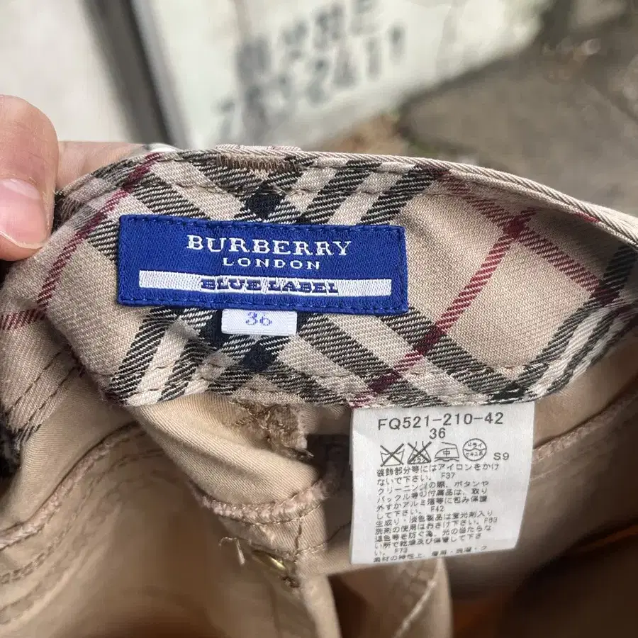 버버리 런던 블루라벨 베이지 부츠컷 팬츠 BURBERRY