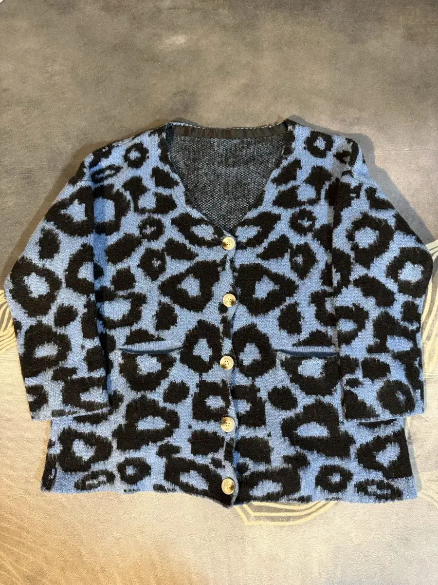 Vintage knitted cardigan with bloo leopard pattern (overfit)