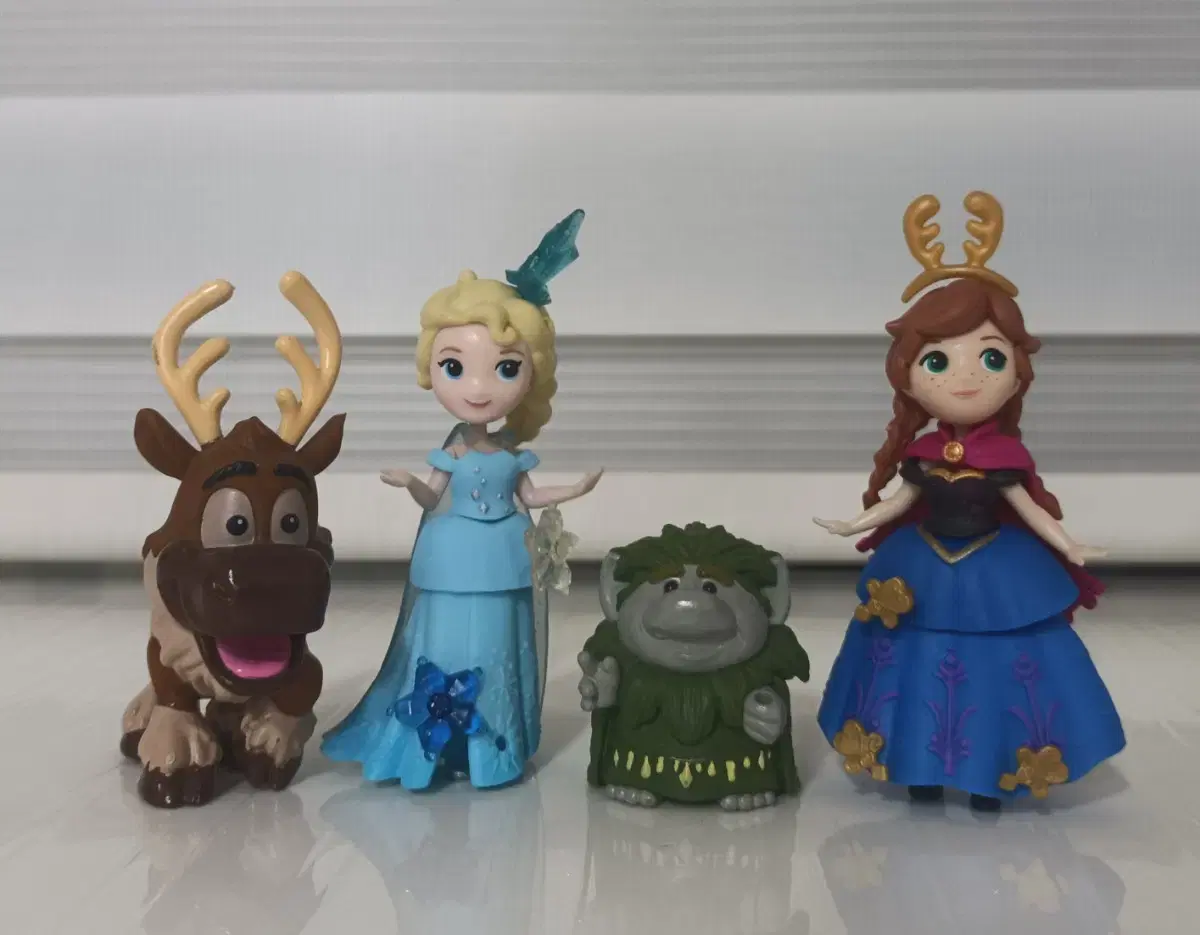 Authentic Frozen minifigures (Anna, Elsa, Sven, Troll) for sale at bulk 