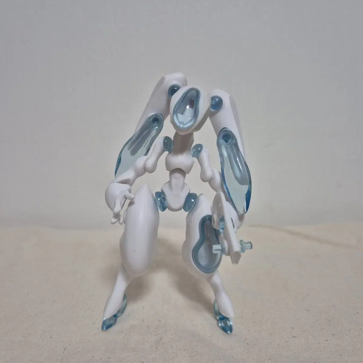 Rabbitroid Gacha Figure (2 assorted colors)