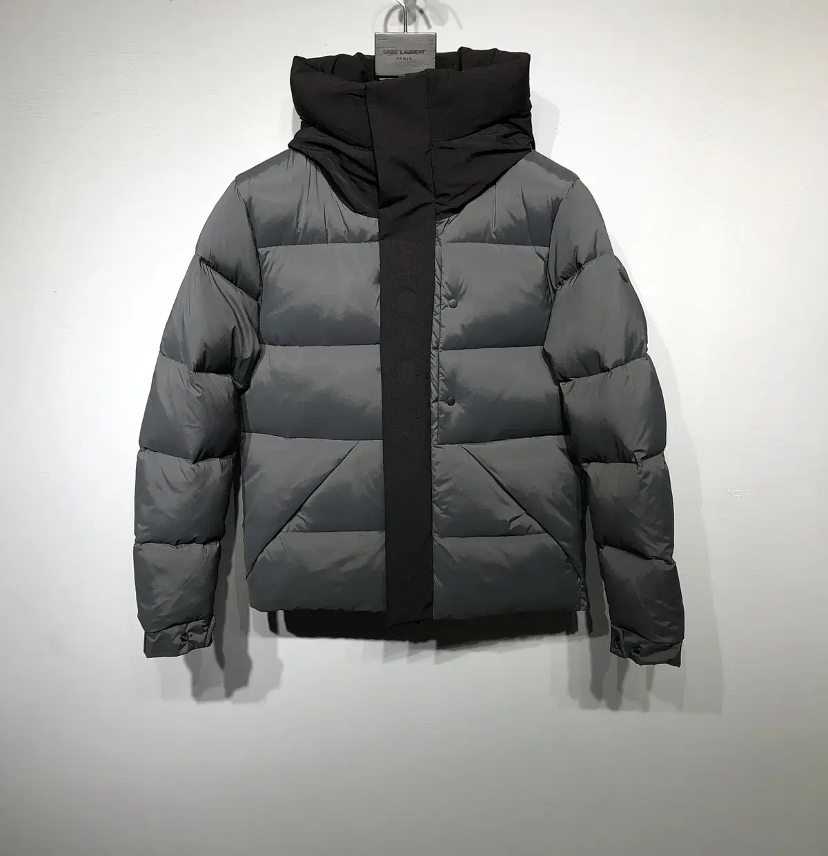 Moncler Men's Madeira Short Hooded Down Jacket Padded Gray