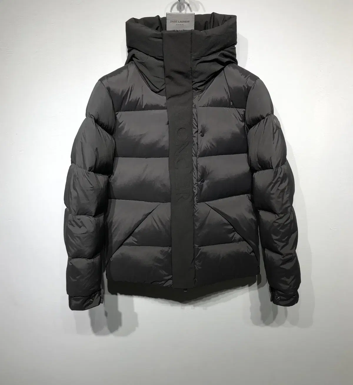 Moncler Men's Madeira Short Hooded Down Jacket Padded Black