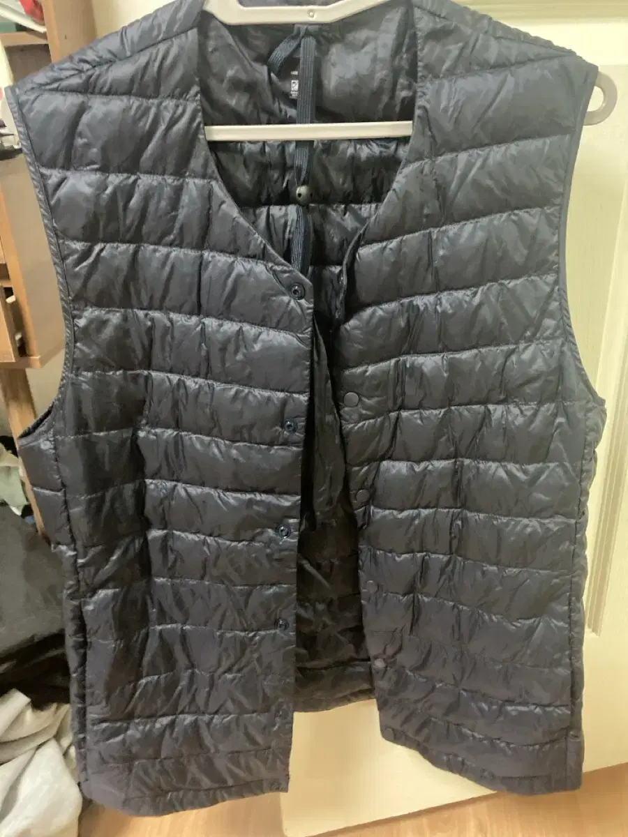 Uniqlo Lightweight padded vest (M) size 95