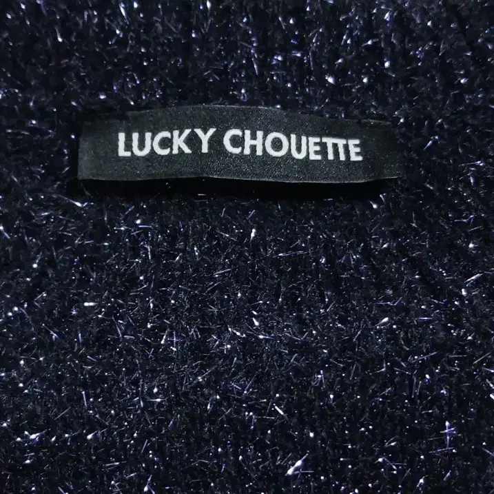 럭키슈에뜨 LUCKY CHOUETTE 글리터 큐빅패치 니트 스웨터