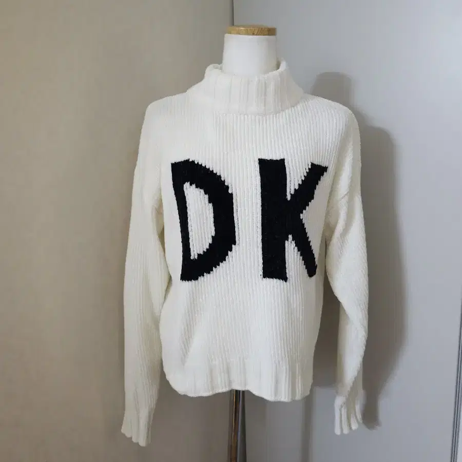 DKNY 하이넥 아이보리 니트