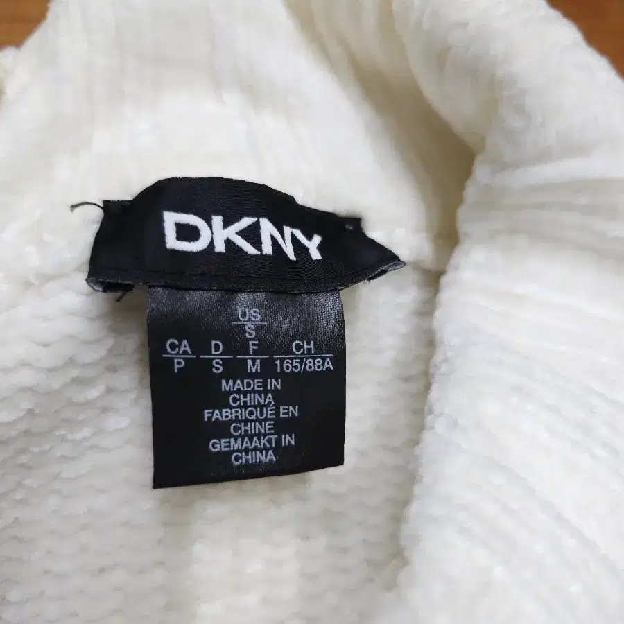 DKNY 하이넥 아이보리 니트