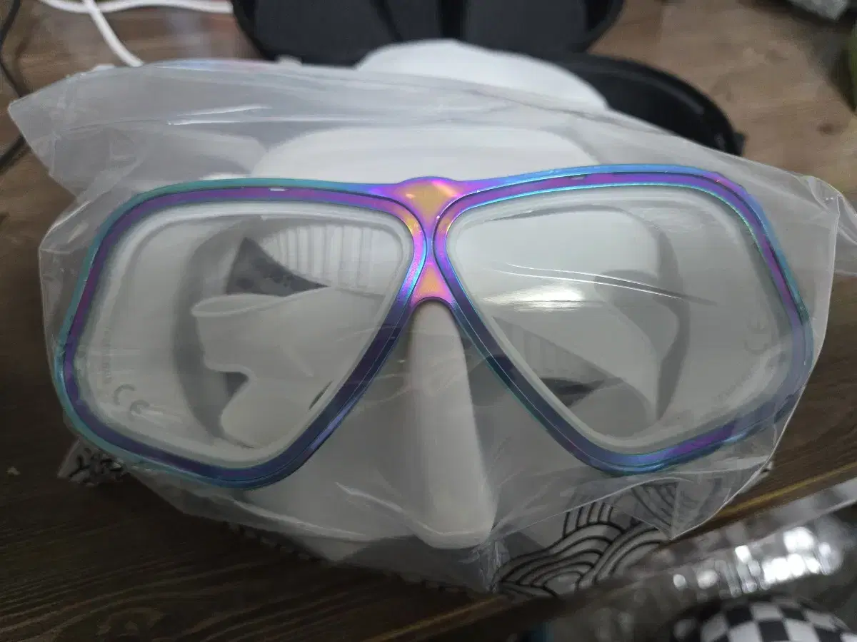 I am selling a brand new, unsealed freediving mask (case free)