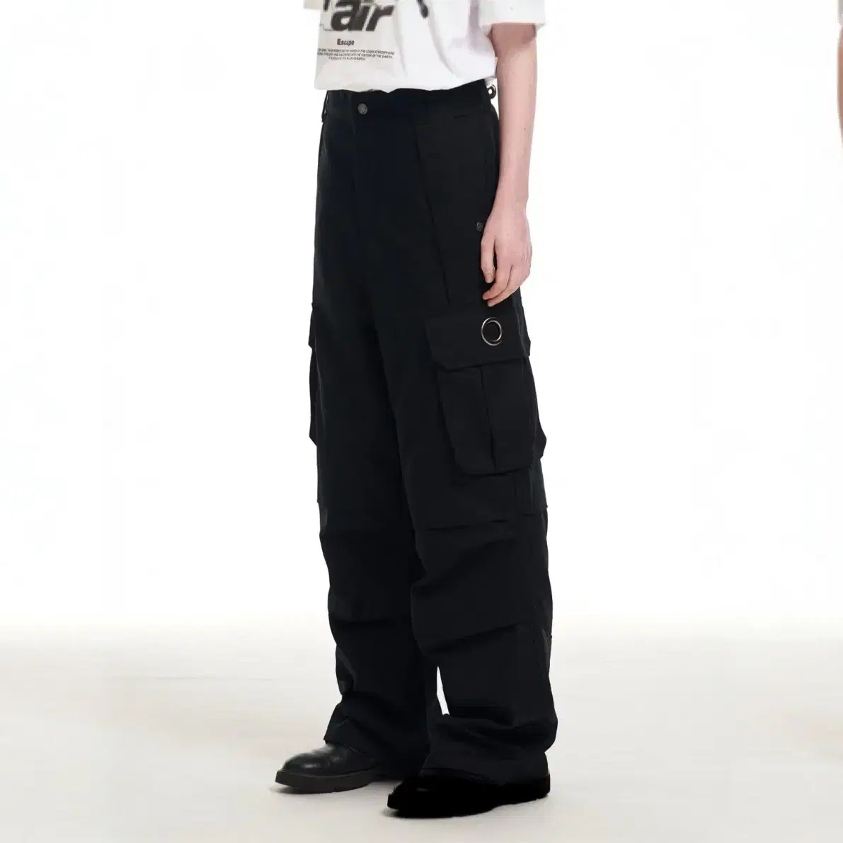 [50] EYELET POCKET CARGO WIDE PANTS BL