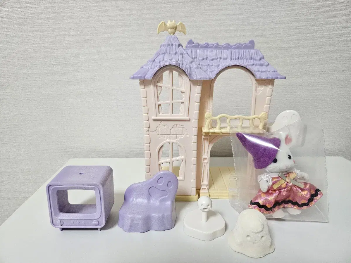 Sylvanian Spooky House Halloween Marshmallow Mouse Marshmallow Girl Ghost