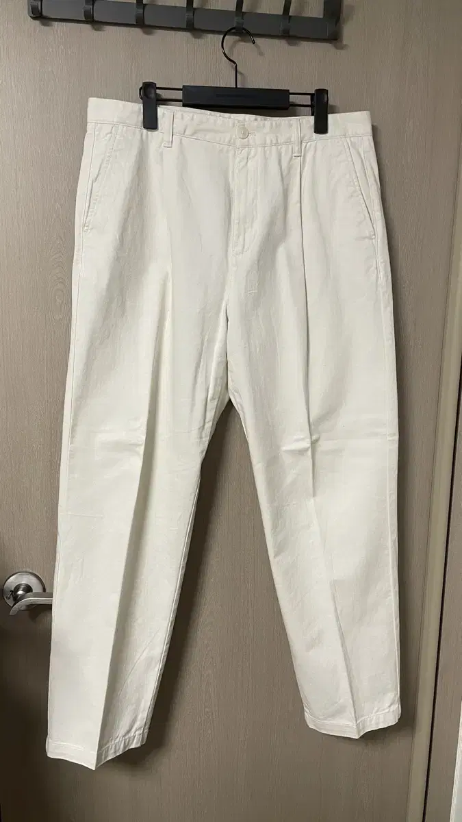 Gentleman's Standard One Tuck Regular Fit Chino Pants [Cream]