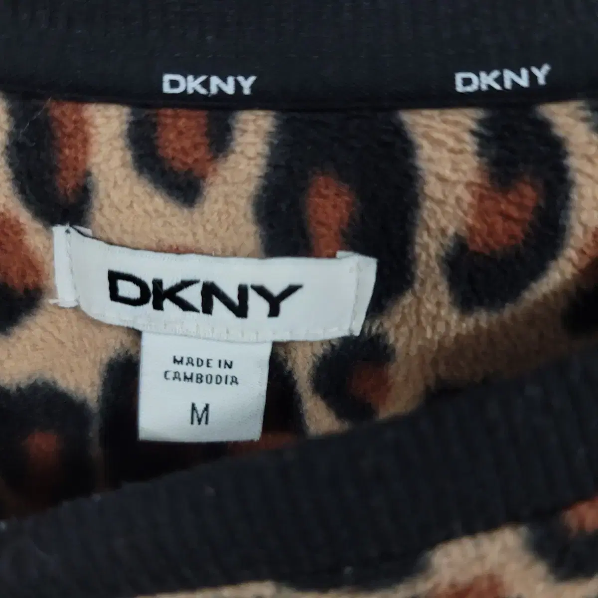 DKNY 레오파드 후리스맨투맨/여성(95오버핏)/t2263