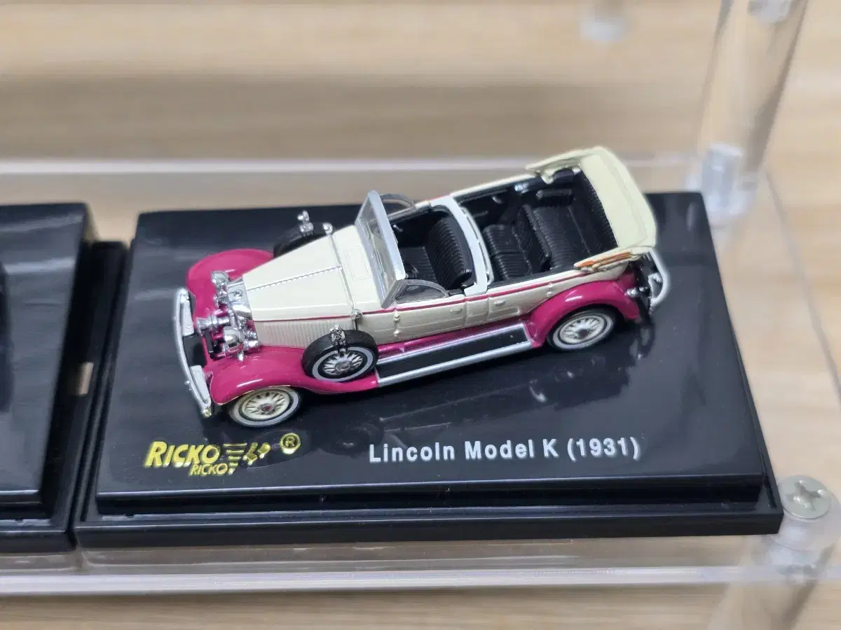 1:87 Lincoln Model K (1931) Cream Pink