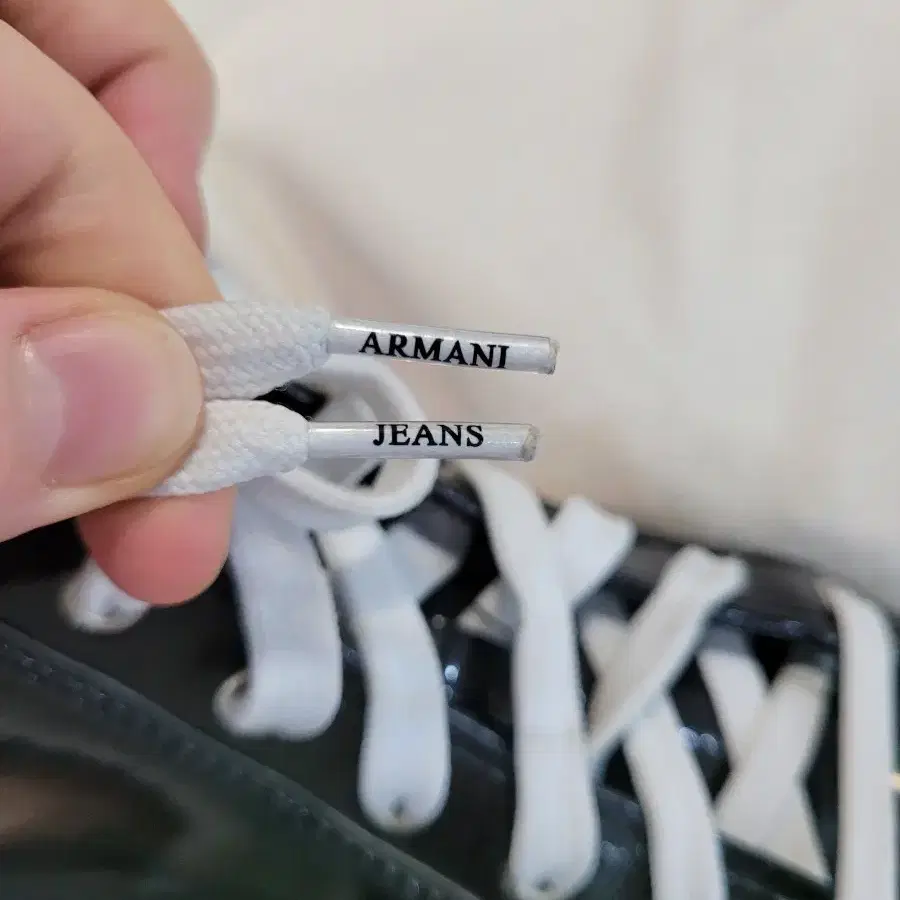 알마니 진스 ARMANI JEANS 유광 앵글 스니커즈 37