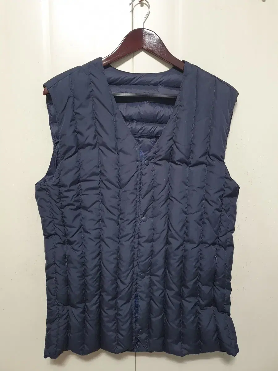 Lanzi goose down padded vest.Lightweight style.Goose down