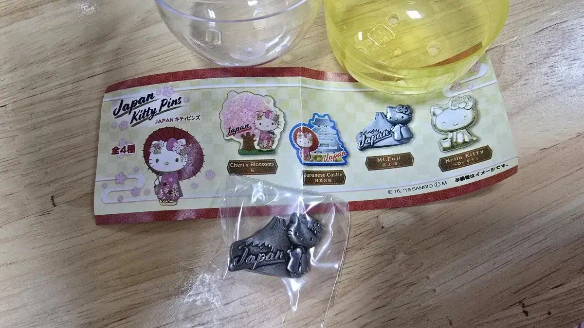 (Unsealed) Sanrio Hello Kitty Japan Mount Fuji Pin Badge Gacha