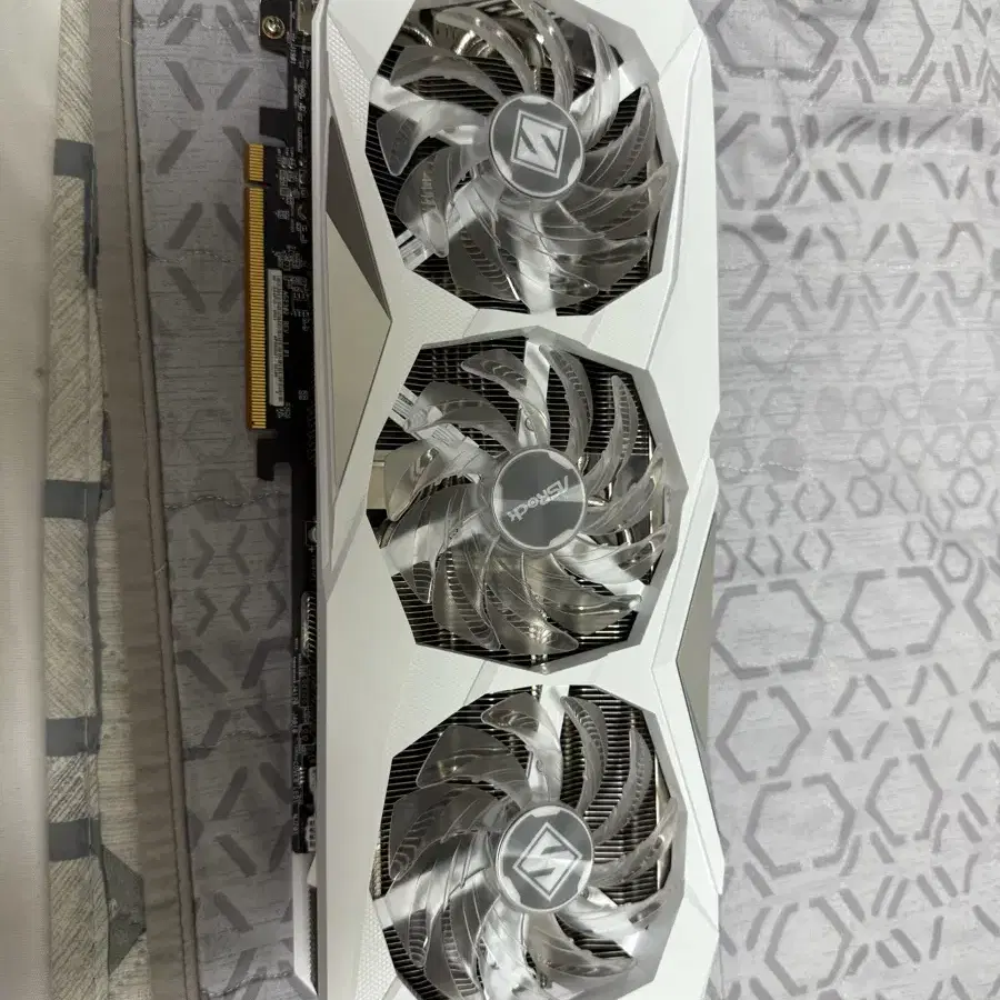 Rx7700xt 스틸레전드 판매해요