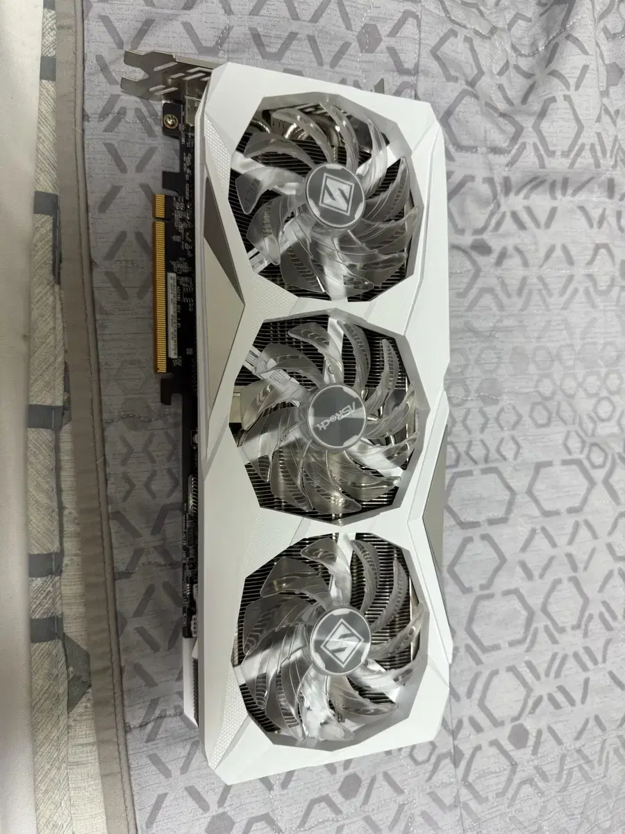 Rx7700xt 스틸레전드 판매해요