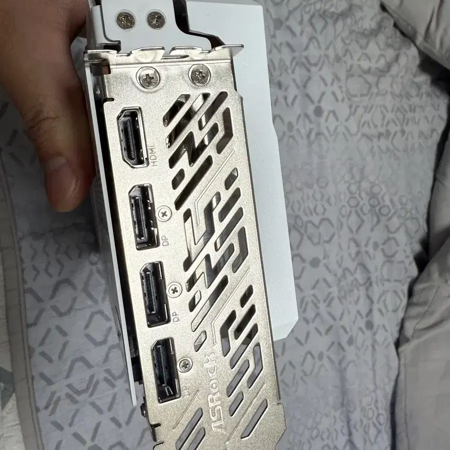 Rx7700xt 스틸레전드 판매해요