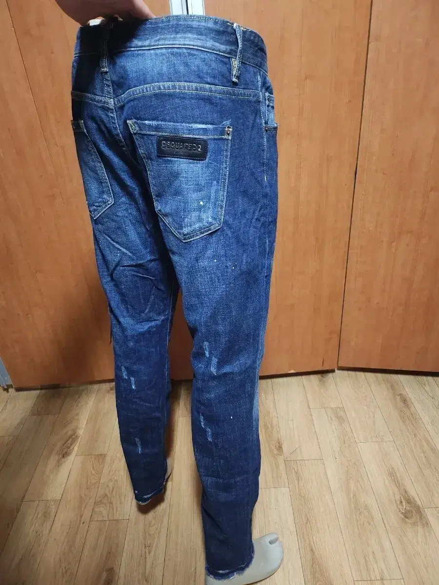 DSQUARED2Dsquared2SpanpaintedCuttingJeans48, but about 33-34