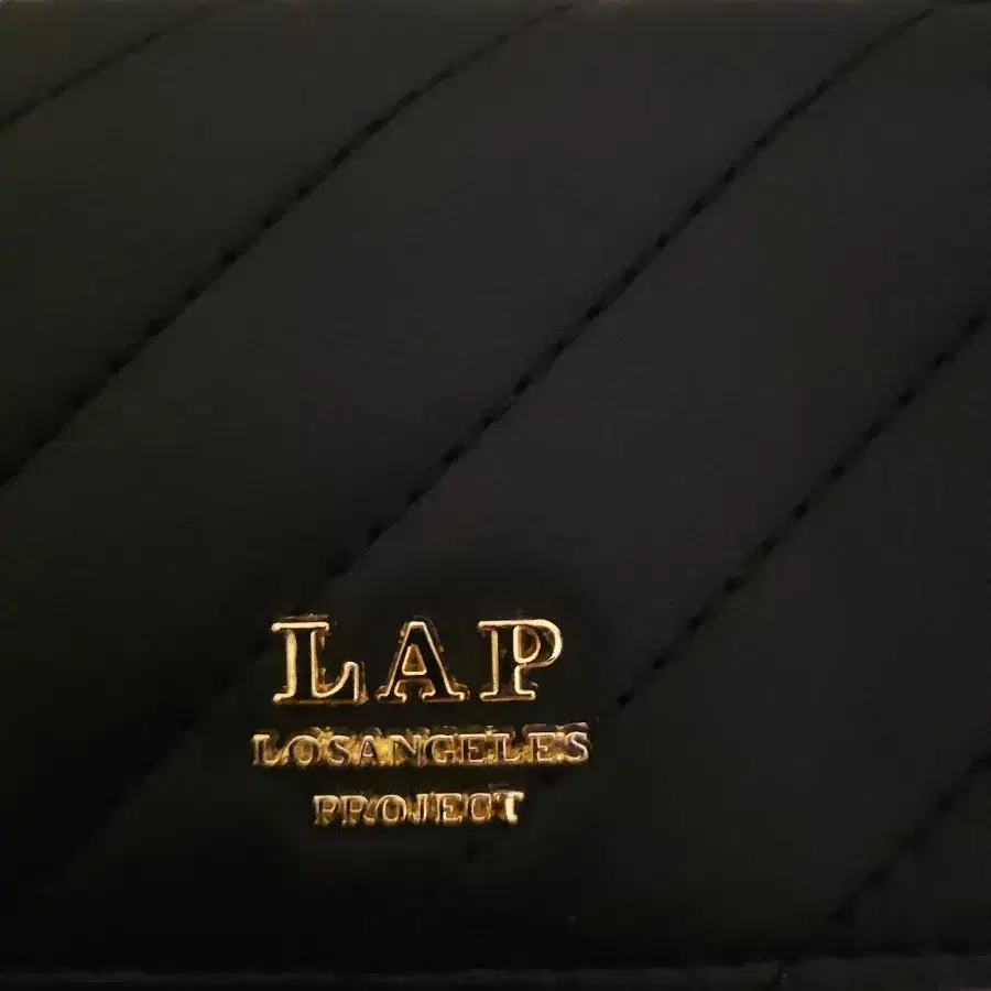 LAP 랩 크로스 숄더백 블랙. 핸드백. 폭신 가벼운 엠보싱 가방. 브랜