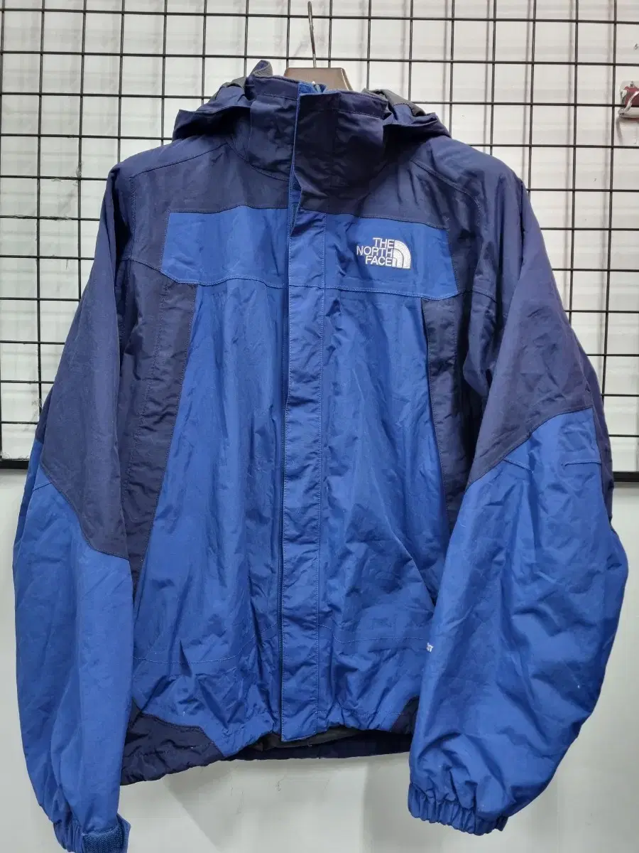 100L The North Face Highvent Windbreaker.