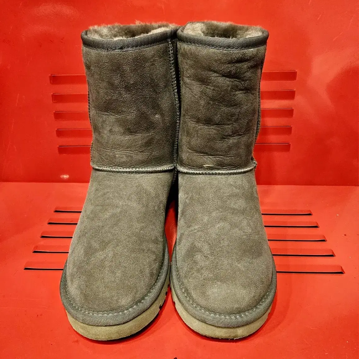 어그(UGG) 양털 클레식 미들 부츠 230size(거의새거)