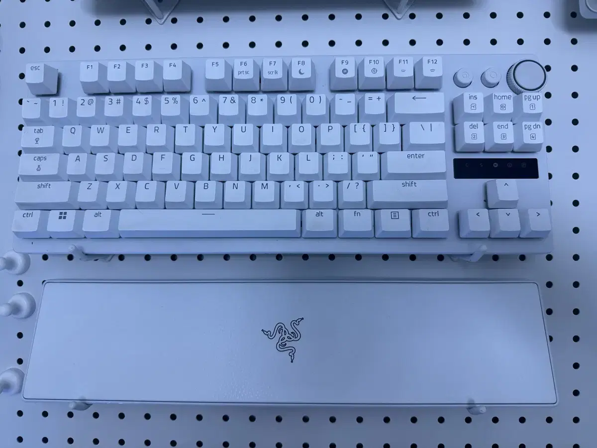 레이저 헌츠맨 v3 tkl 화이트