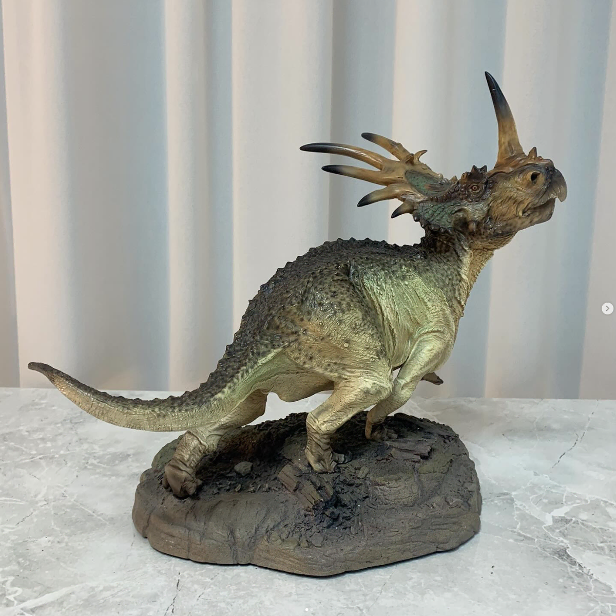 Sideshow Styracosaurus Old Version, New Version Dinosaur Stechoo