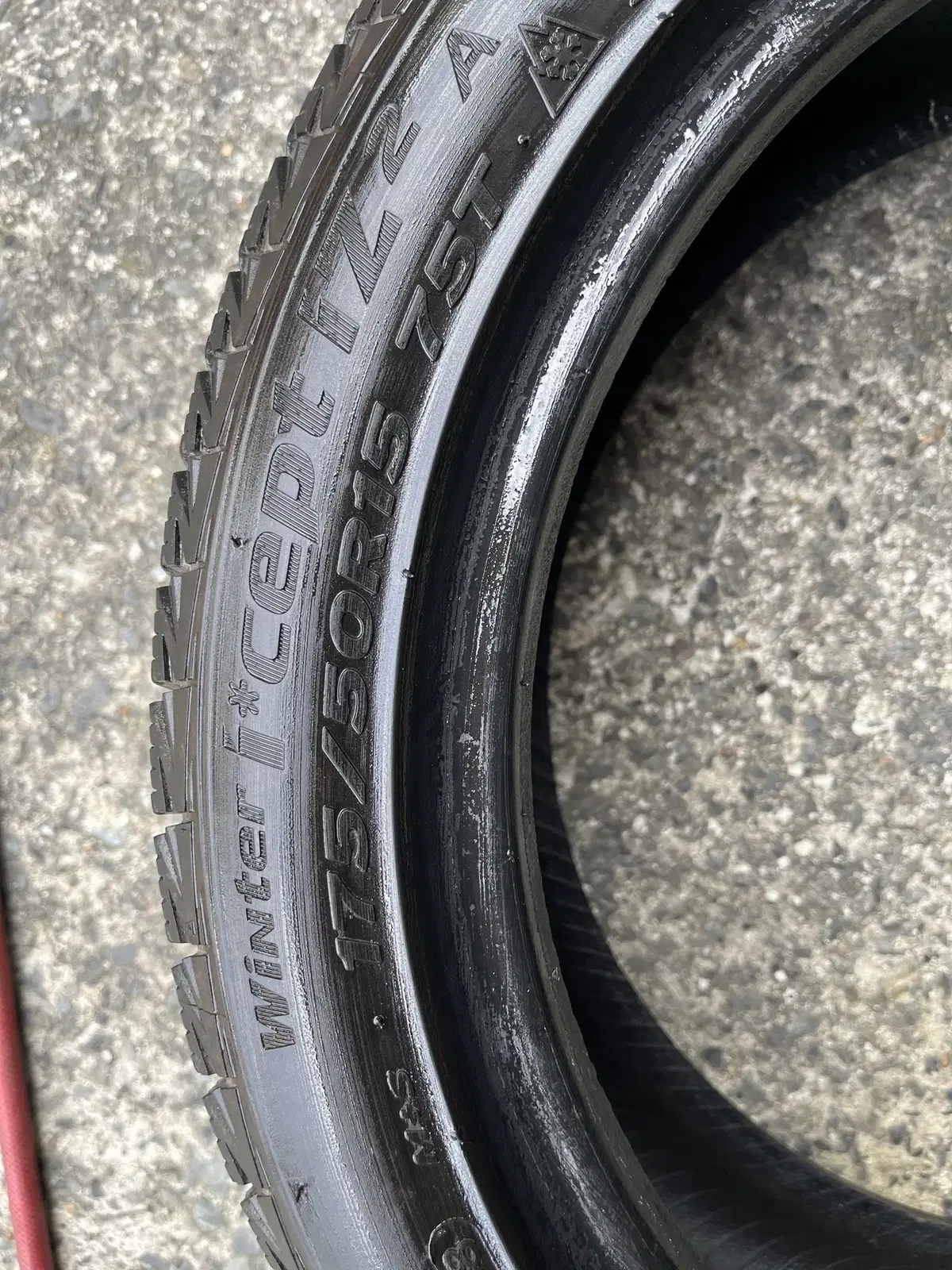 중고 175/50R15 한국스노우타이어 18년식 3개 팝니다.