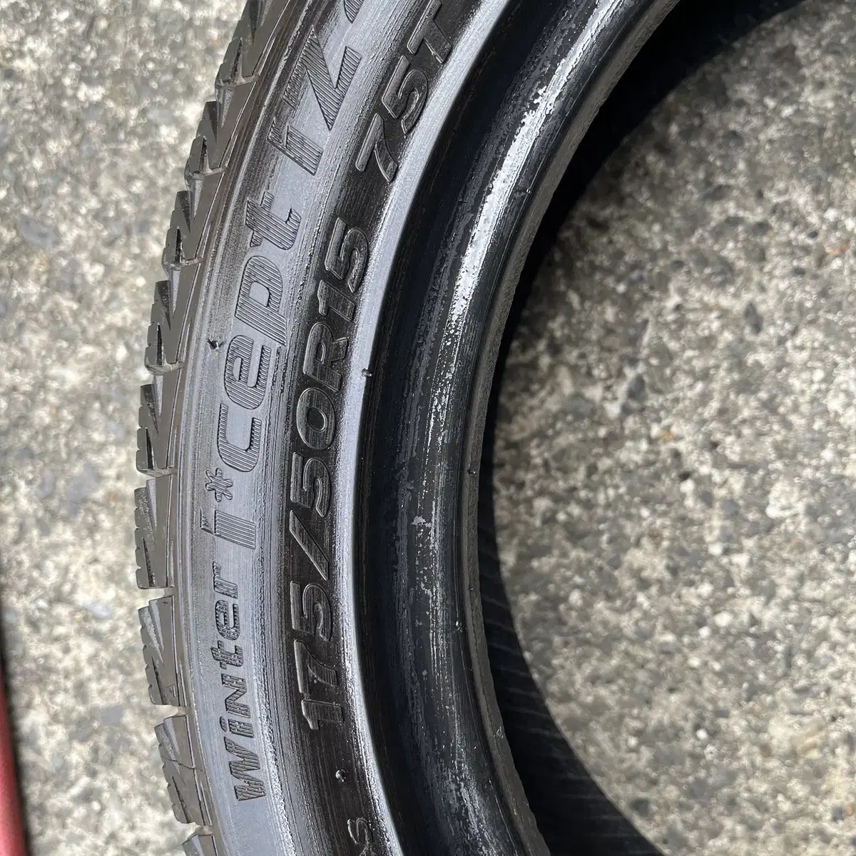 중고 175/50R15 한국스노우타이어 18년식 3개 팝니다.