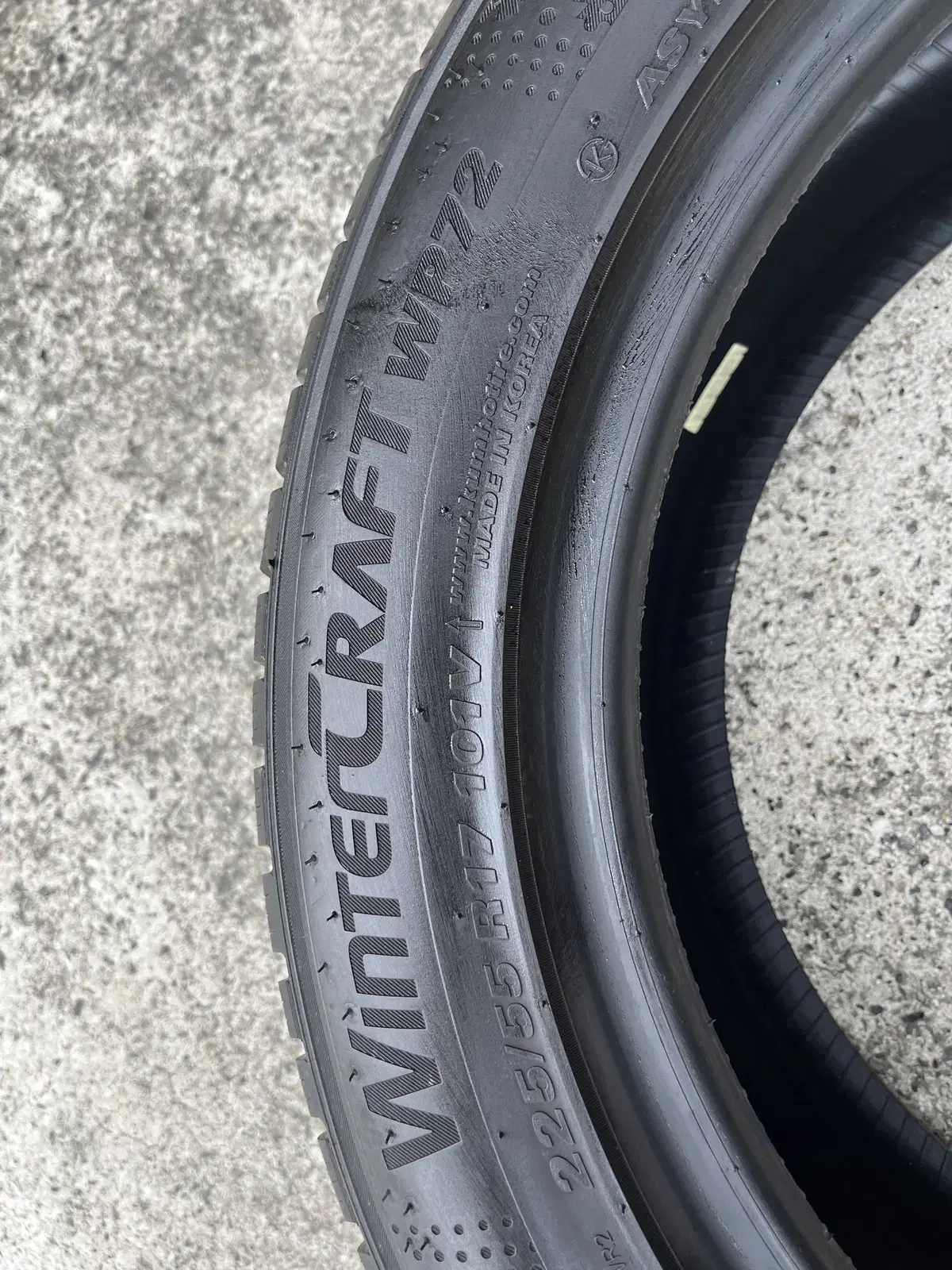 중고 225/55R17 금호스노우타이어 22년식 2개 팝니다.