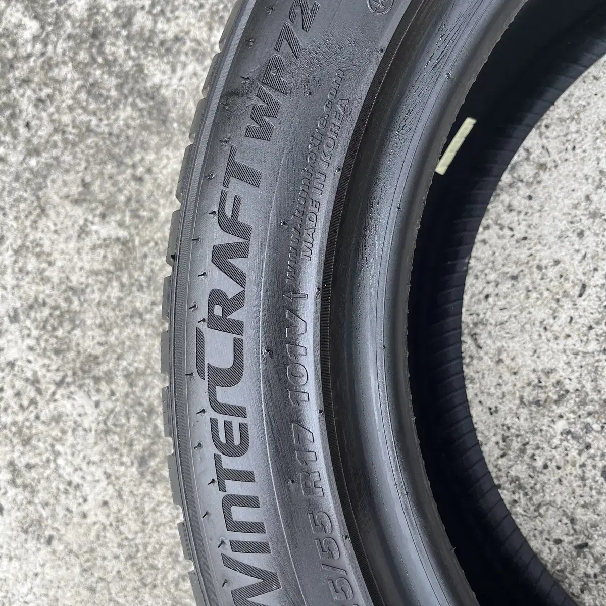 중고 225/55R17 금호스노우타이어 22년식 2개 팝니다.