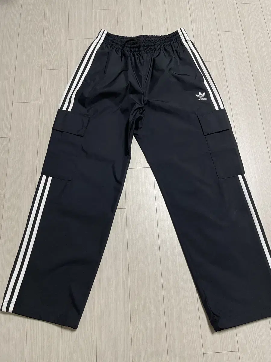 [Almost New] Adidas Nylon Wide Cargo Pants Size L