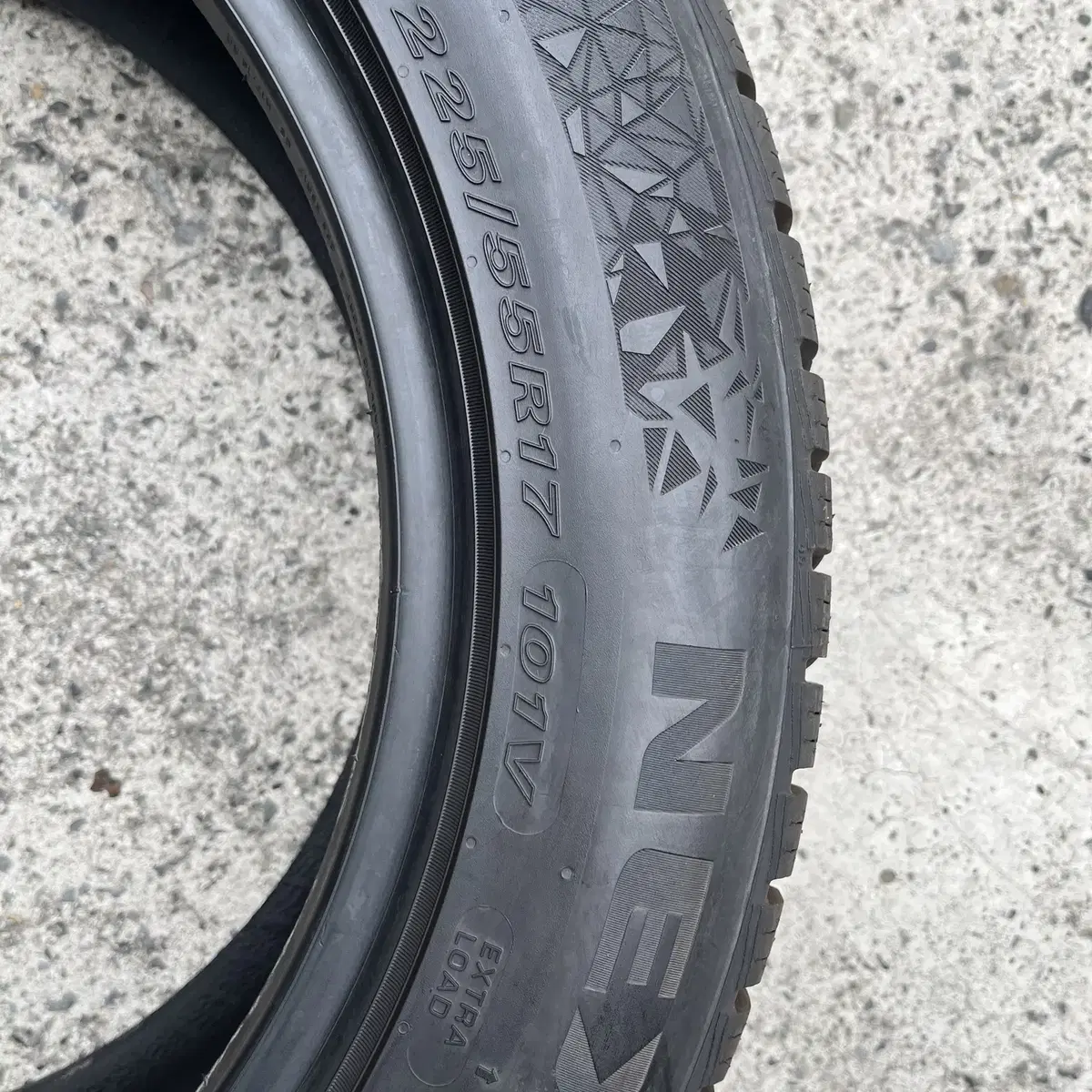 중고 225/55R17 넥센스노우 23년식 4개 팝니다.