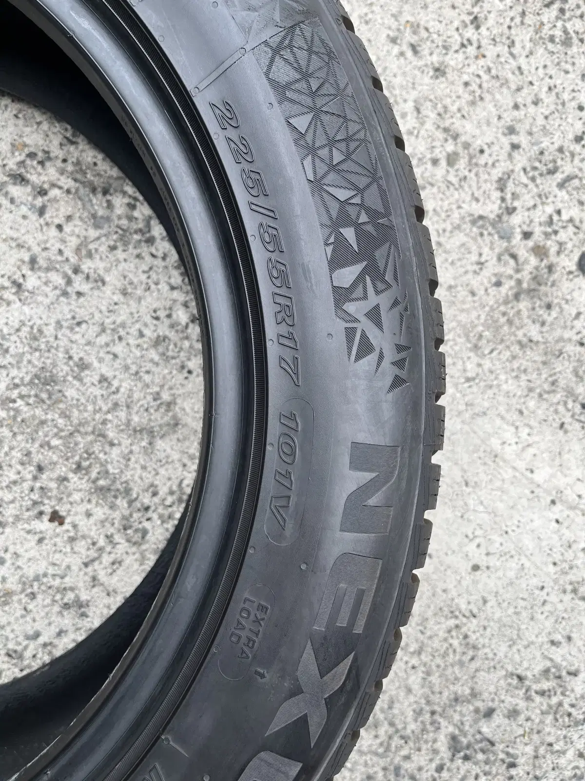 중고 225/55R17 넥센스노우 23년식 4개 팝니다.